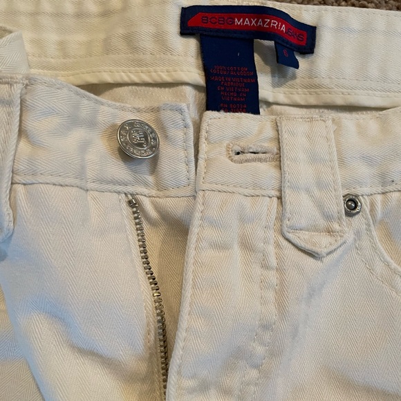 BCBG MaxAzria designer white / cream flared jeans w/buckle design size 6 Vintage - Picture 10 of 11
